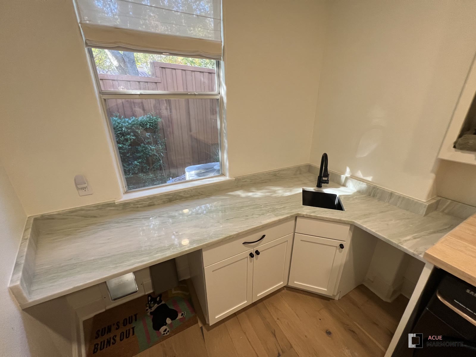 Marble wet-bar counter with waterfall edge